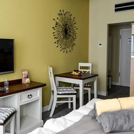 Hausner's Hotel- *